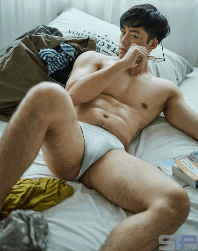 Ảnh trai đẹp khoe hàng được chị em truyền tay nhau